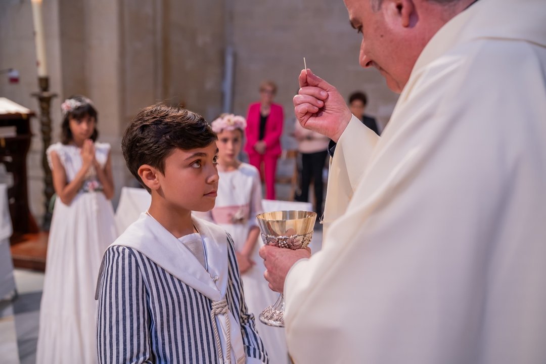 Niño con traje marinero durante el momento de la comunión