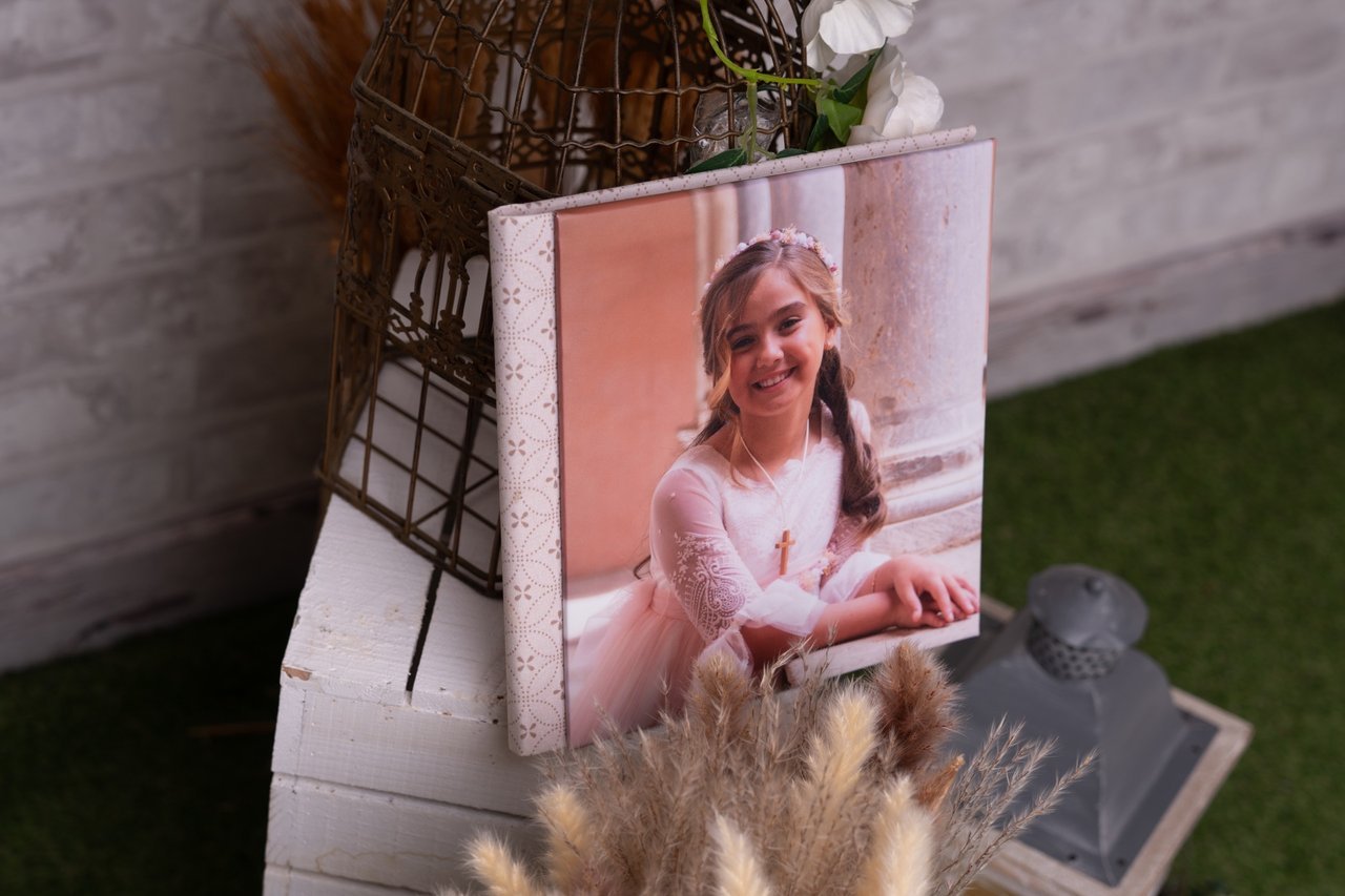 Álbum de comunión del Pack 1 con portada fotográfica de una niña.
