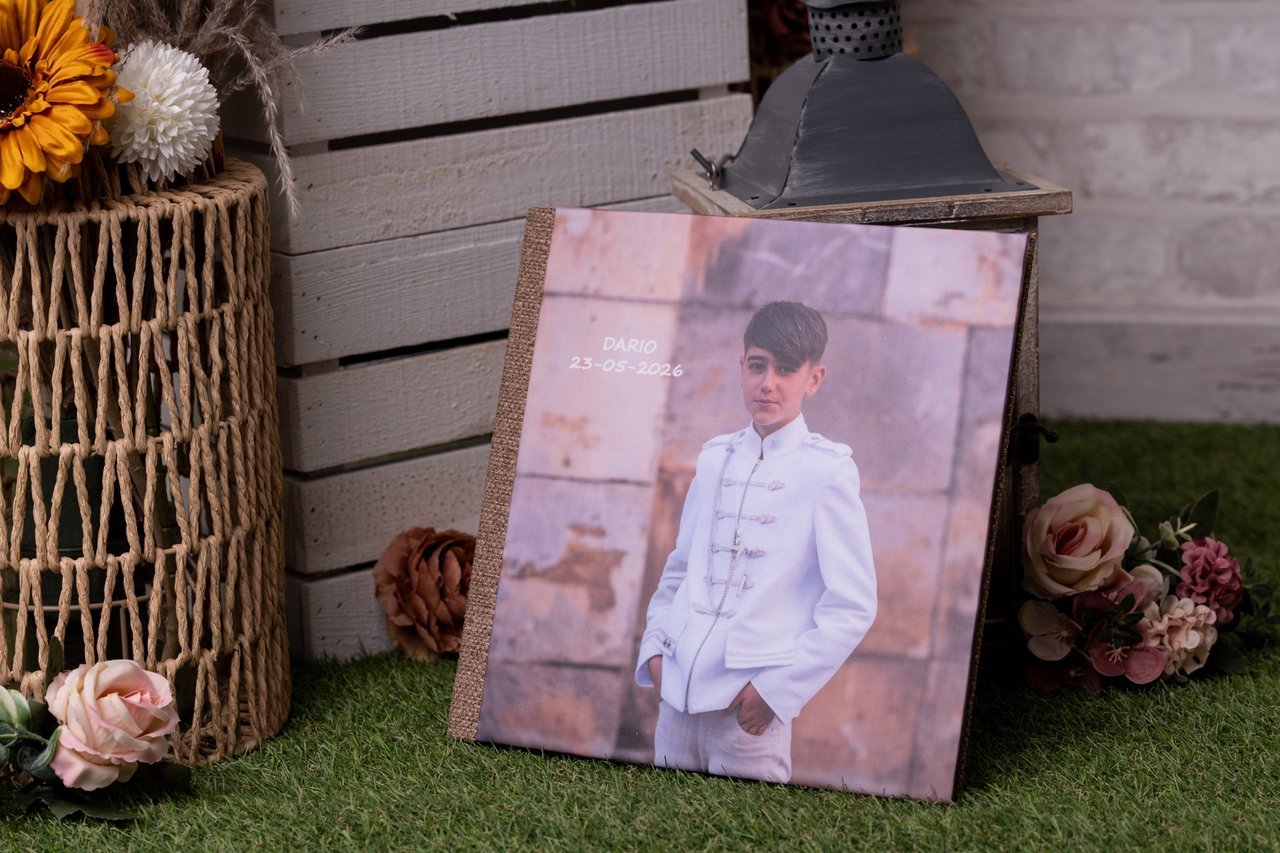 Álbum de comunión del Pack 2 con portada fotográfica de un niño y acabado textil.