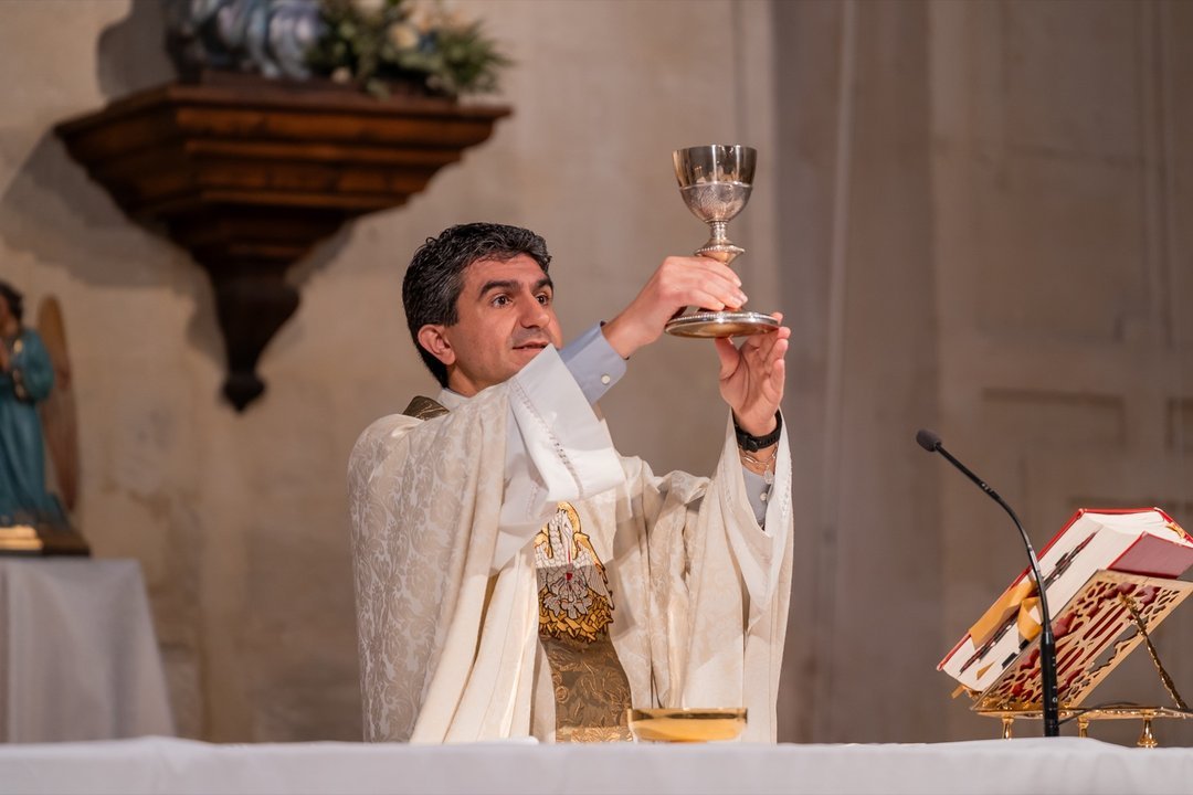 Sacerdote elevando el cáliz durante la celebración