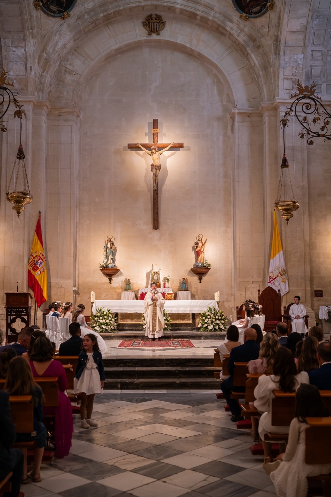 Vista del interior de la iglesia durante la ceremonia de comunión