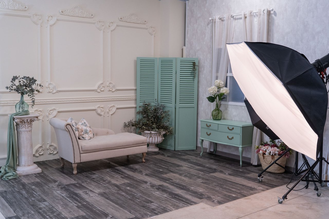 Decorado interior del estudio Abel López preparado para una sesión de fotografía.