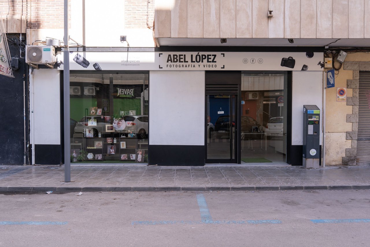 Fachada del estudio de fotografía Abel López en Orihuela.