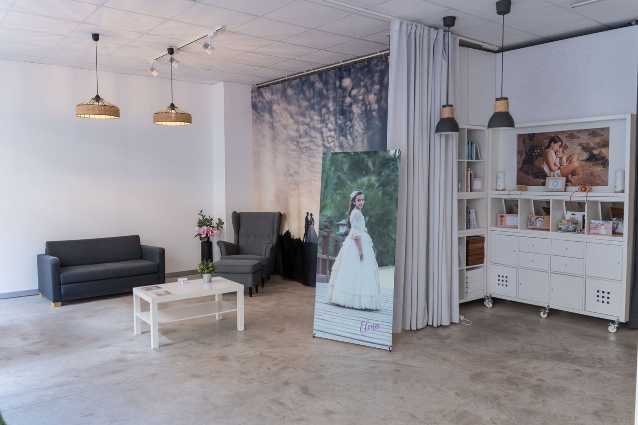 Interior del estudio Abel López con la zona de atención y los espacios de fotografía.
